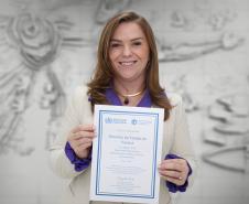 Secretária Leandre Dal Ponte segura o certificado recebido pela Organização Mundial da Saúde
